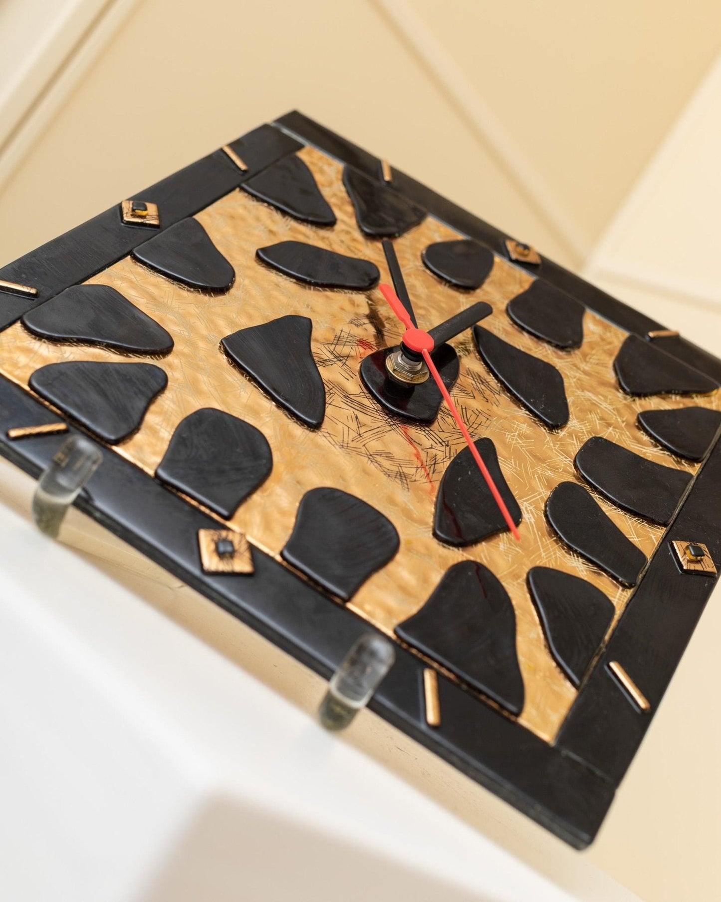 Vintage Wanduhr aus Murano Glas mit Leo-Muster in Gold und Schwarz, Memphis-Stil, 1980er