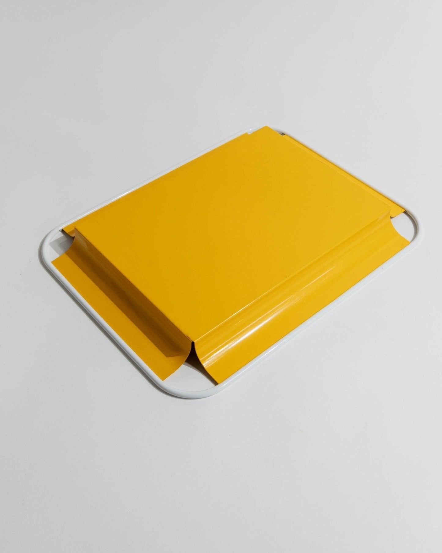 Vintage Tablett Metall gelb mit weißen Griffen