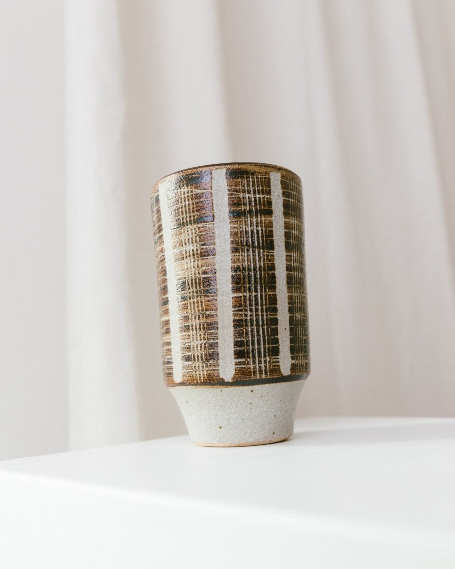 Vase vintage en céramique de studio en relief marron beige design du milieu du siècle années 1960