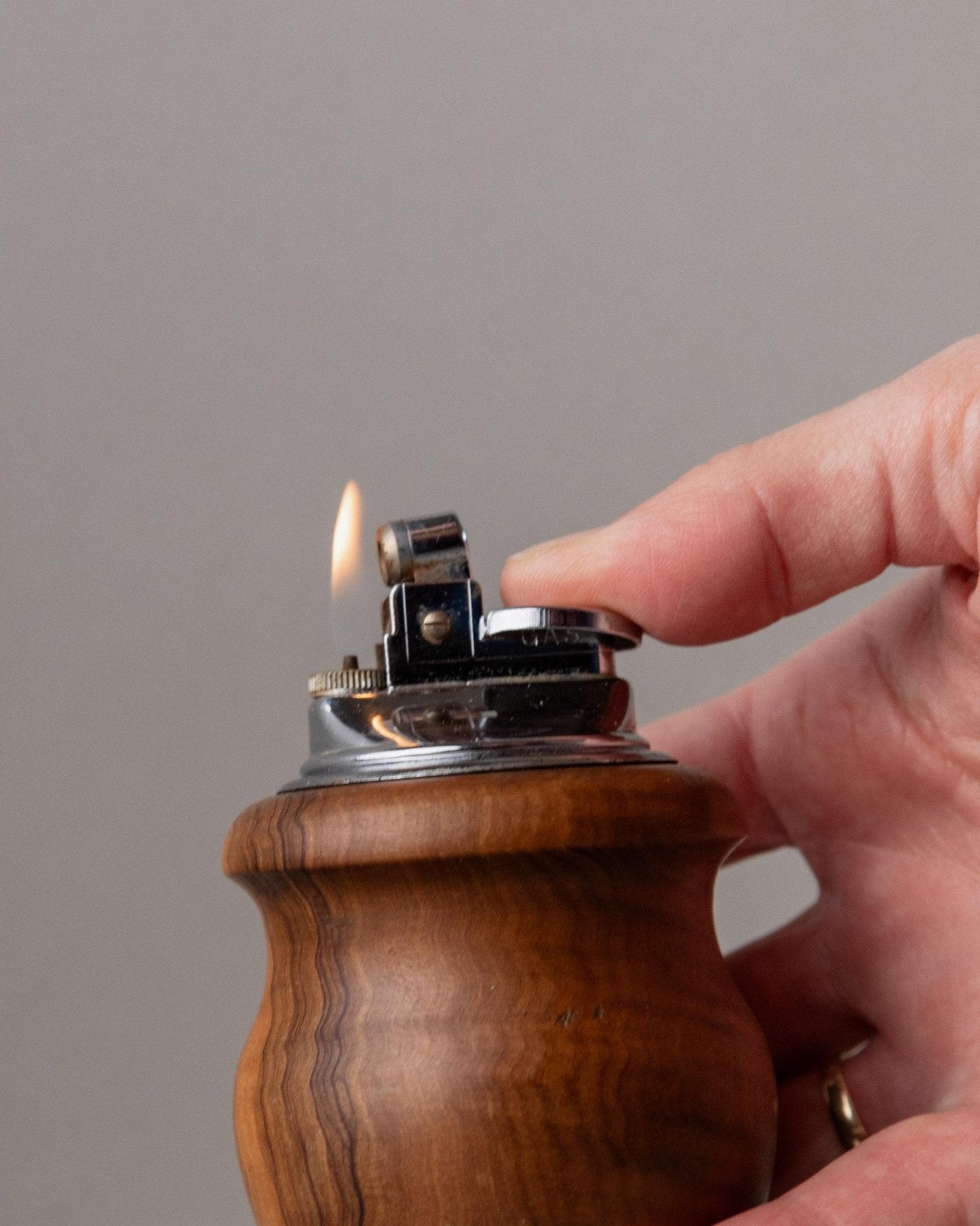 Vintage Tischfeuerzeug Holz einzigartig
