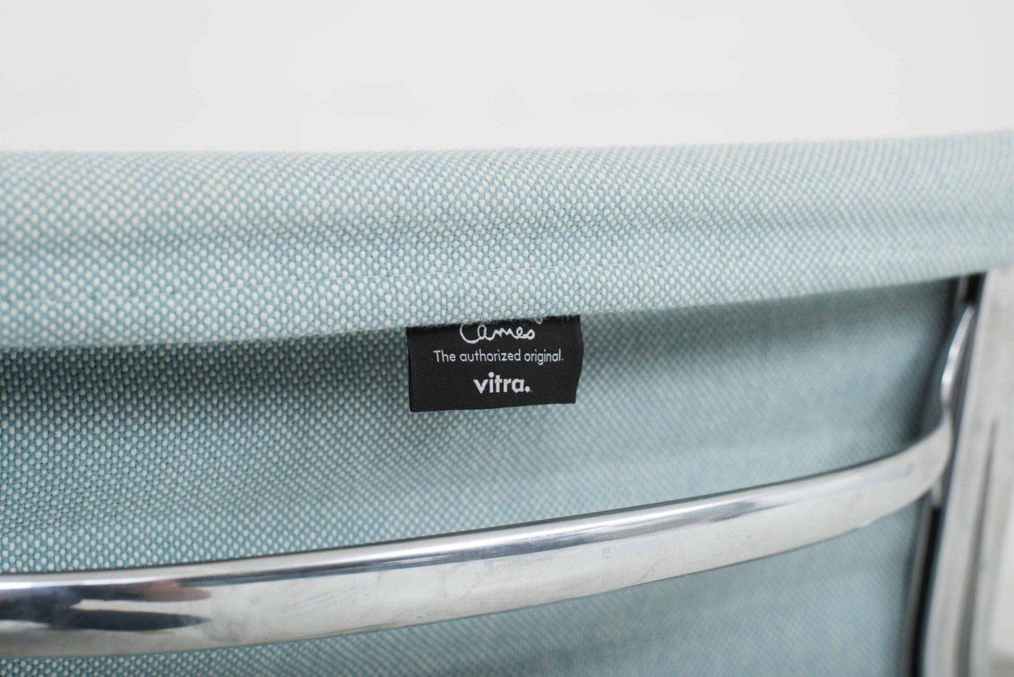 Vintage Esszimmerstuhl EA 104 von Charles Eames für Vitra in hellblauem Hopsak