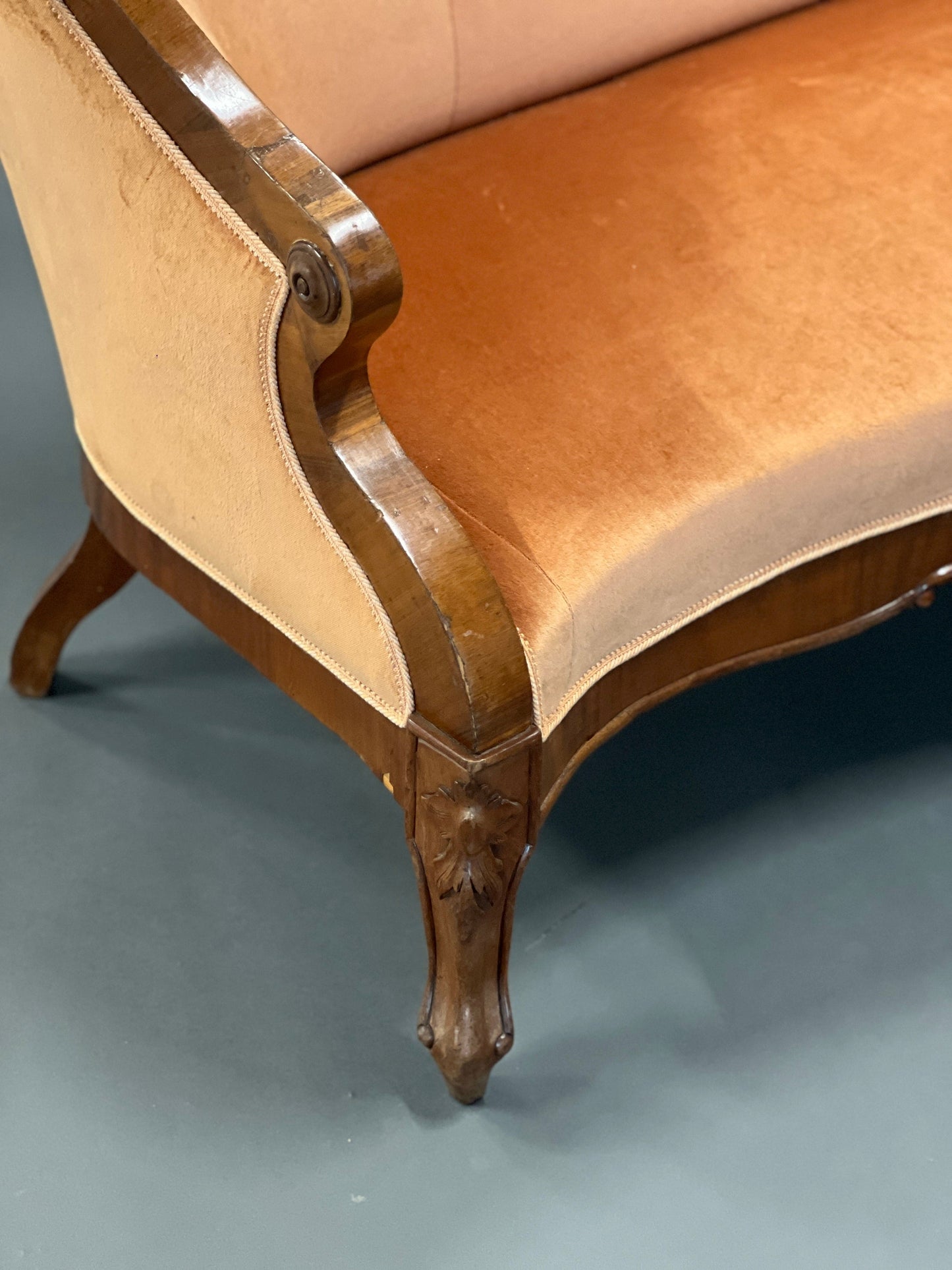 Vintage Sofa Antikes Biedermeier-Sofa mit Samtbezug in Apricot