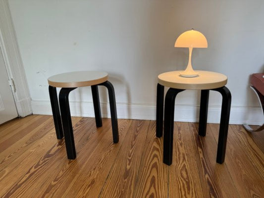 Vintage Hocker Stool 60 von Alvar Aalto für Artek Schwarz Weiß Weizenfarben