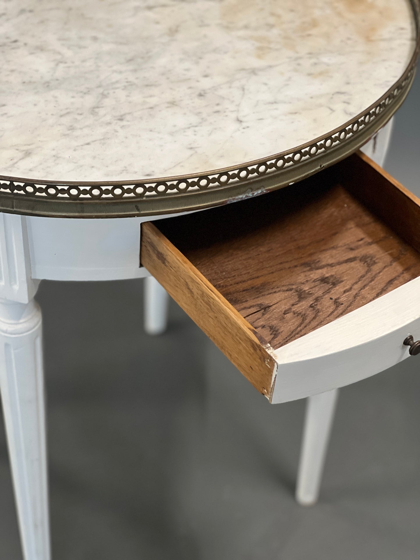 Antiker Beistelltisch rund weiß mit Schublade