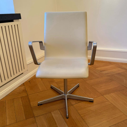 Bürostuhl Oxford von Arne Jacobsen für Fritz Hansen Limited Edition off white/chrom matt Pre-Loved