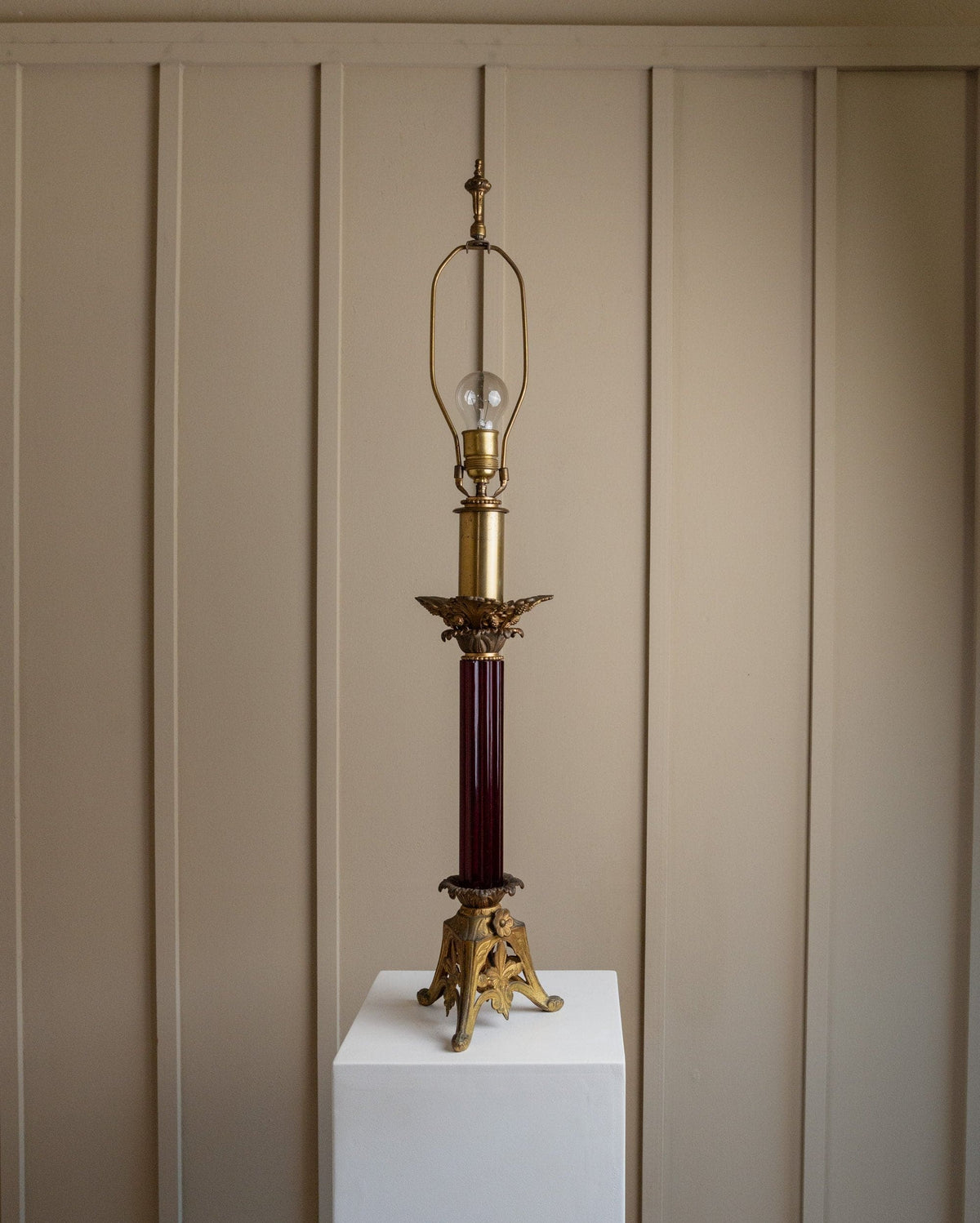 Vintage Tischlampe Messing dunkelrot Glas Empire Design USA 1910