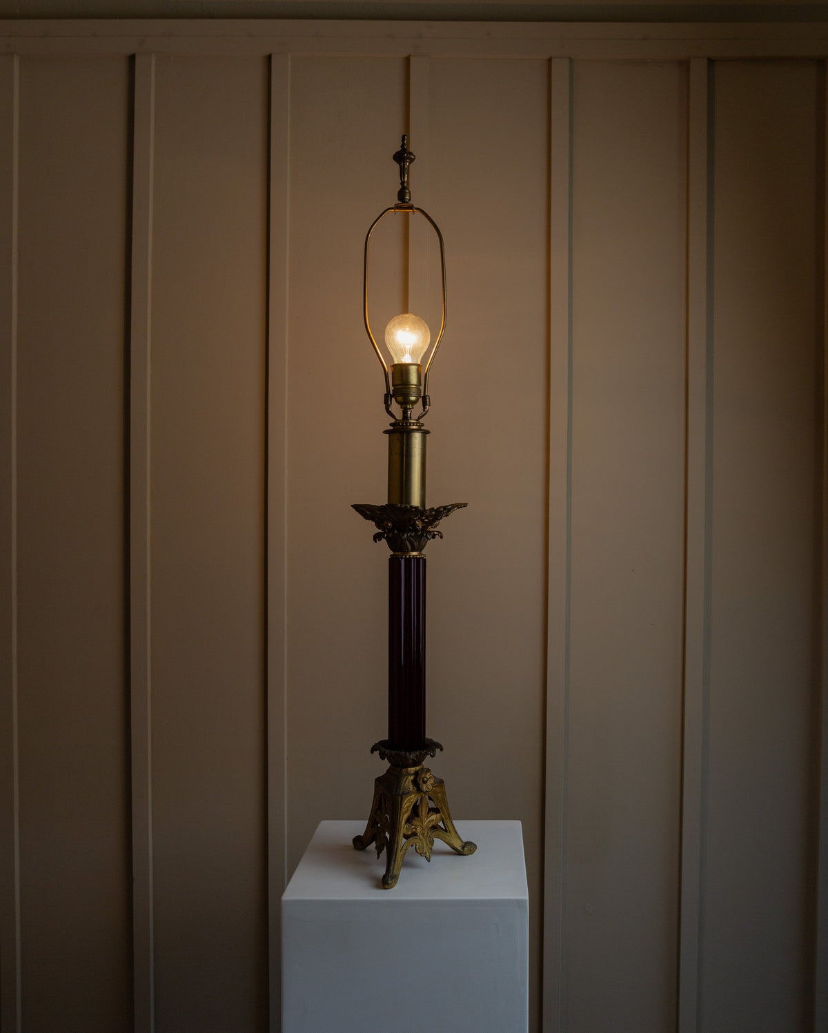 Vintage Tischlampe Messing dunkelrot Glas Empire Design USA 1910
