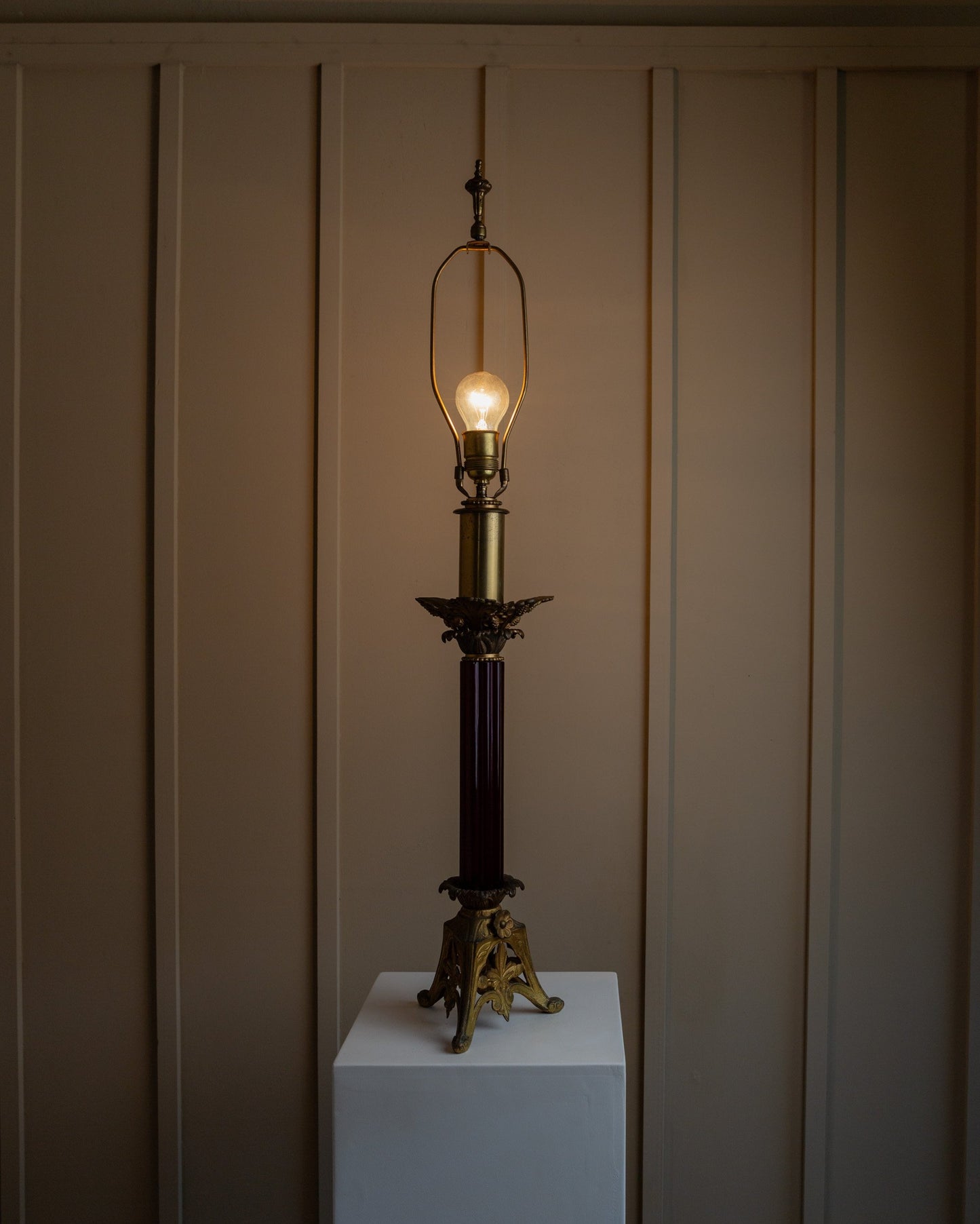 Vintage Tischlampe Messing dunkelrot Glas Empire Design USA 1910