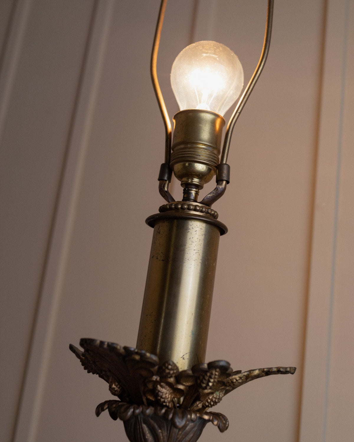 Vintage Tischlampe Messing dunkelrot Glas Empire Design USA 1910