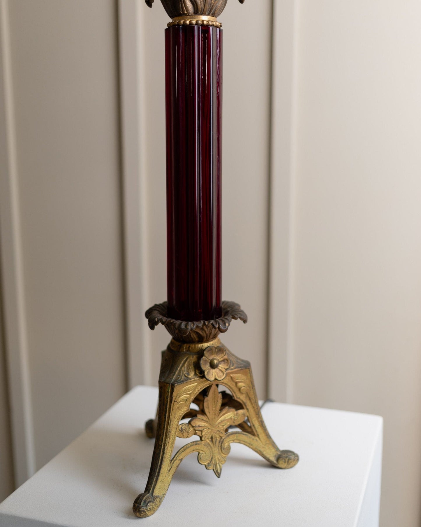 Vintage Tischlampe Messing dunkelrot Glas Empire Design USA 1910