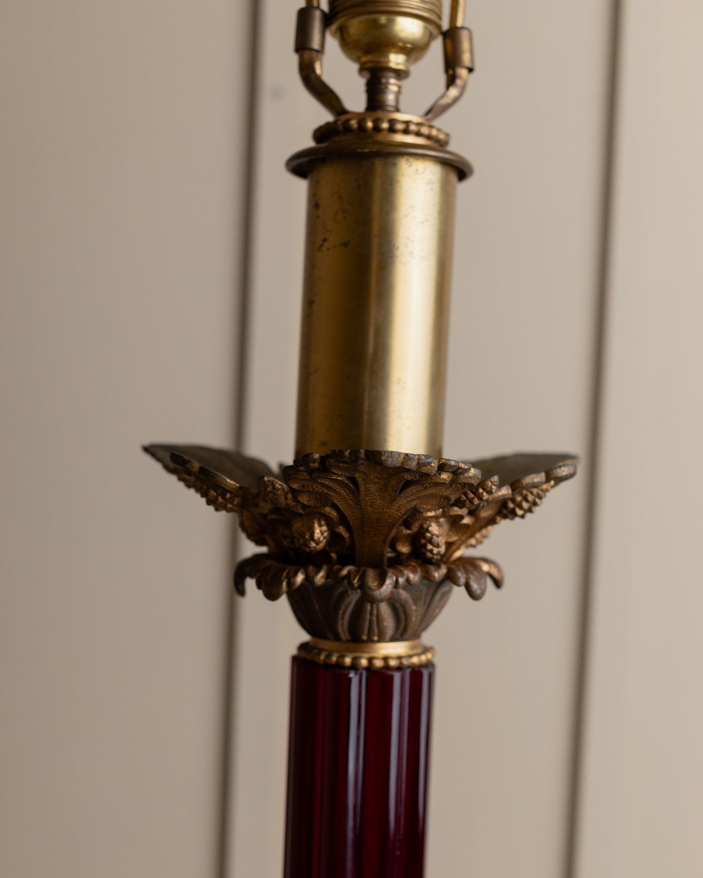 Vintage Tischlampe Messing dunkelrot Glas Empire Design USA 1910