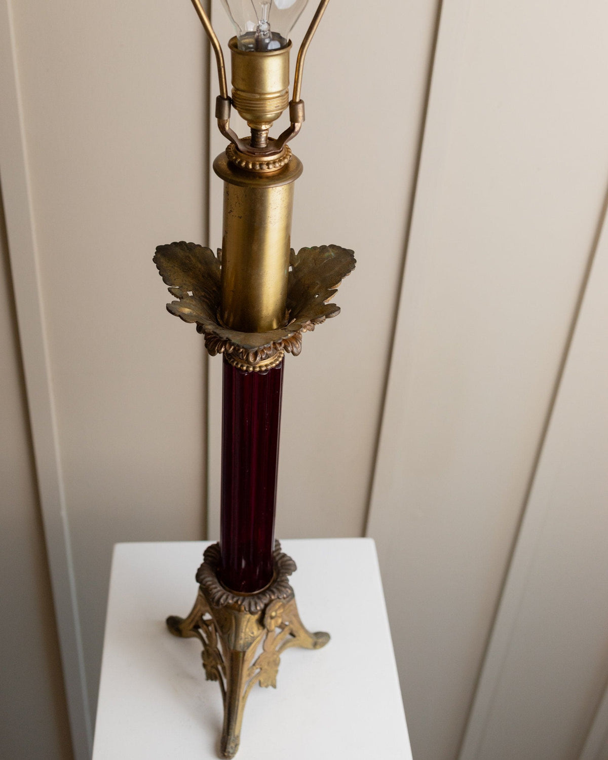 Vintage Tischlampe Messing dunkelrot Glas Empire Design USA 1910