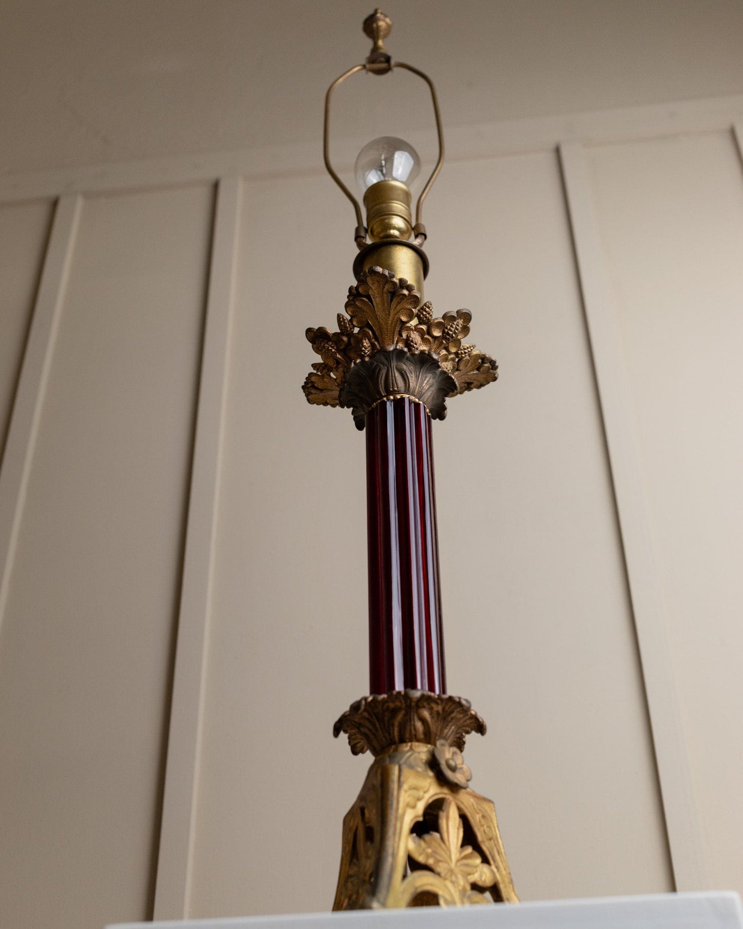 Vintage Tischlampe Messing dunkelrot Glas Empire Design USA 1910