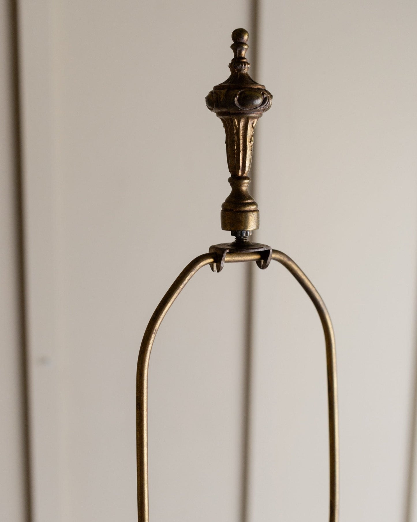 Vintage Tischlampe Messing dunkelrot Glas Empire Design USA 1910