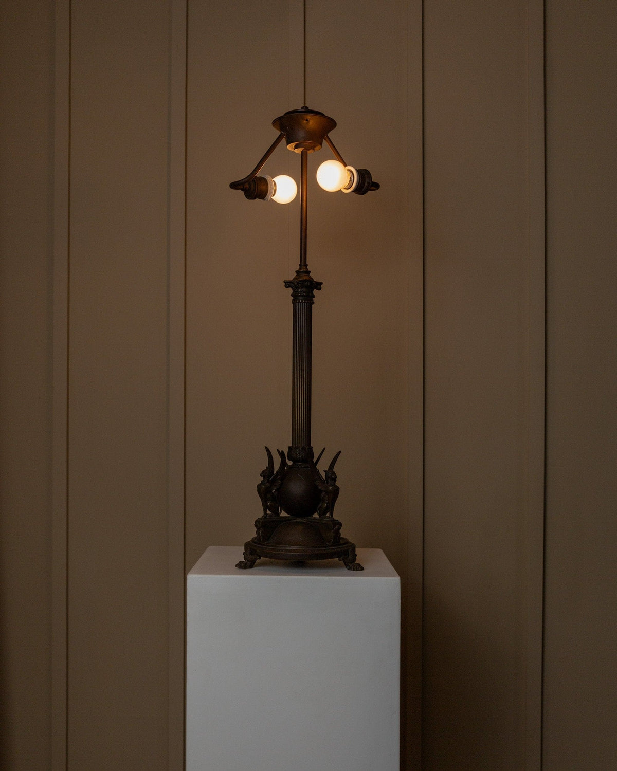 Vintage Tischlampe Empire Metall blau Tiermotiv 1910er Jahre