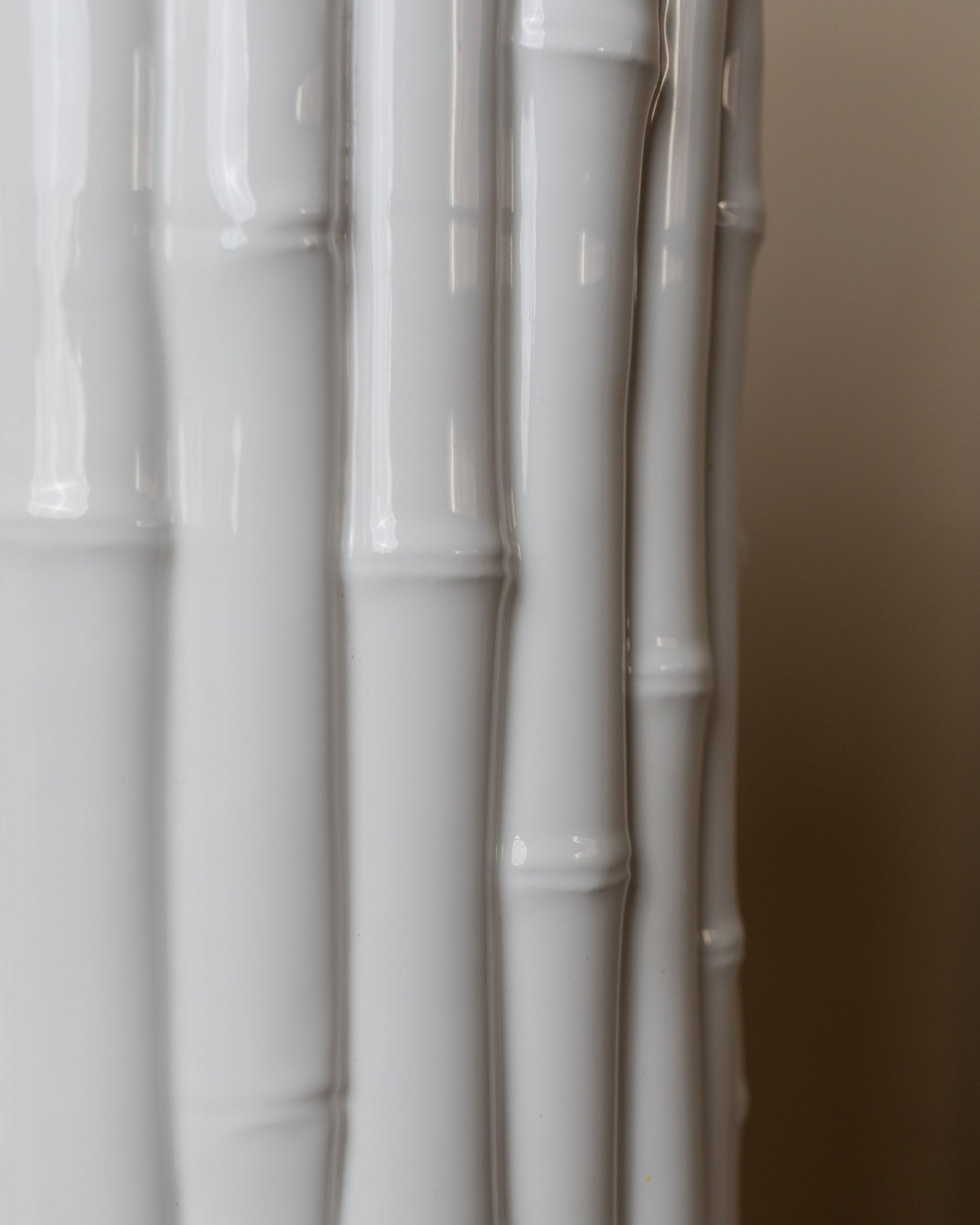 Lampe de table vintage de Tommaso Barbi en céramique blanche faite à la main