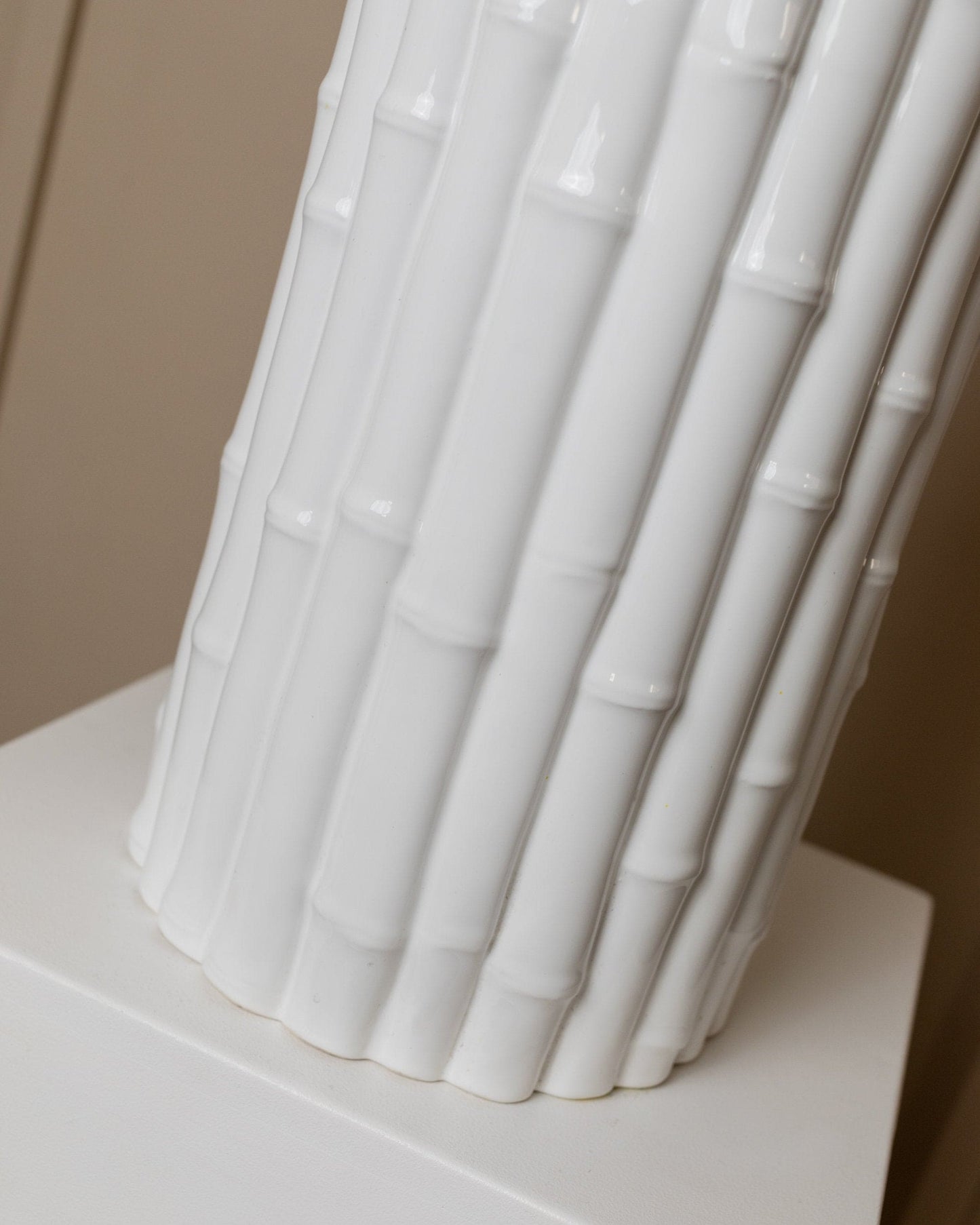 Lampe de table vintage de Tommaso Barbi en céramique blanche faite à la main