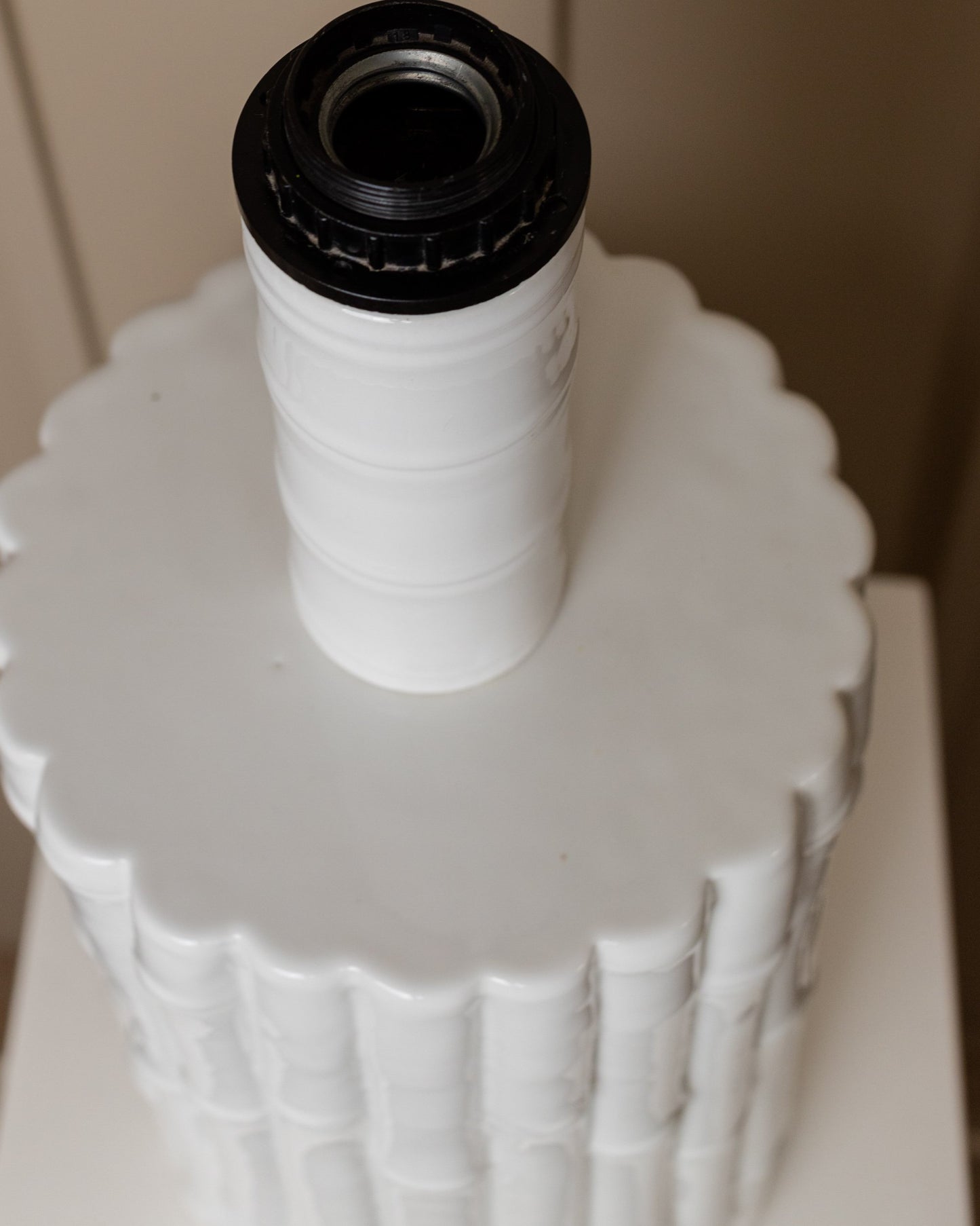 Lampe de table vintage de Tommaso Barbi en céramique blanche faite à la main