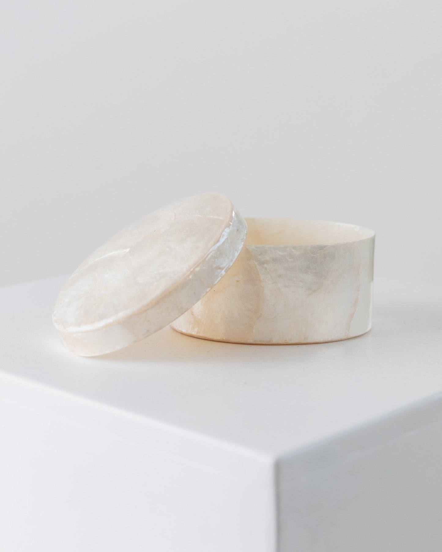 Boîte en nacre vintage Italie années 50, décoration de table raffinée 1 sur 4