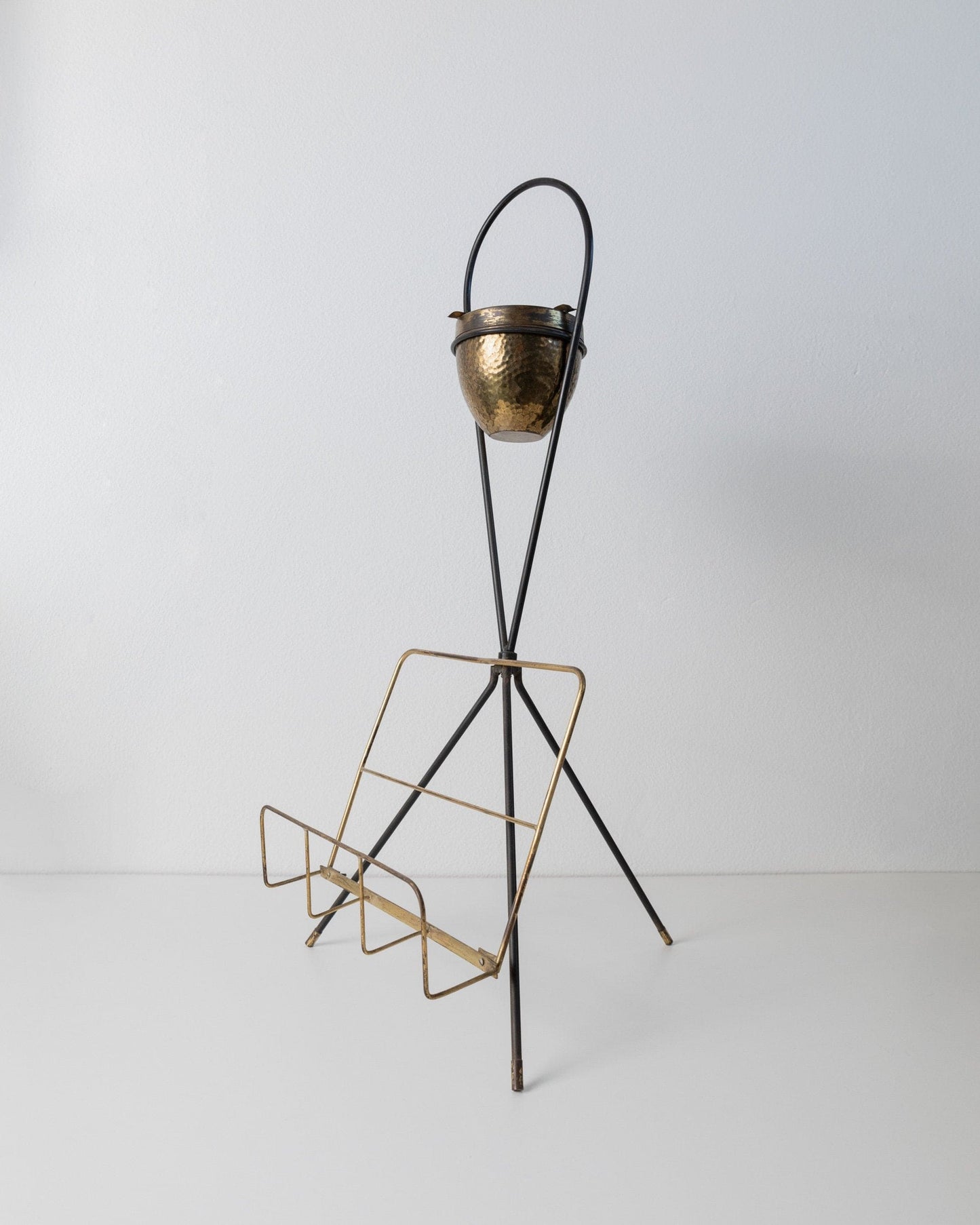 Porte-revues vintage en laiton et cendrier design du milieu du siècle années 1960 élégant