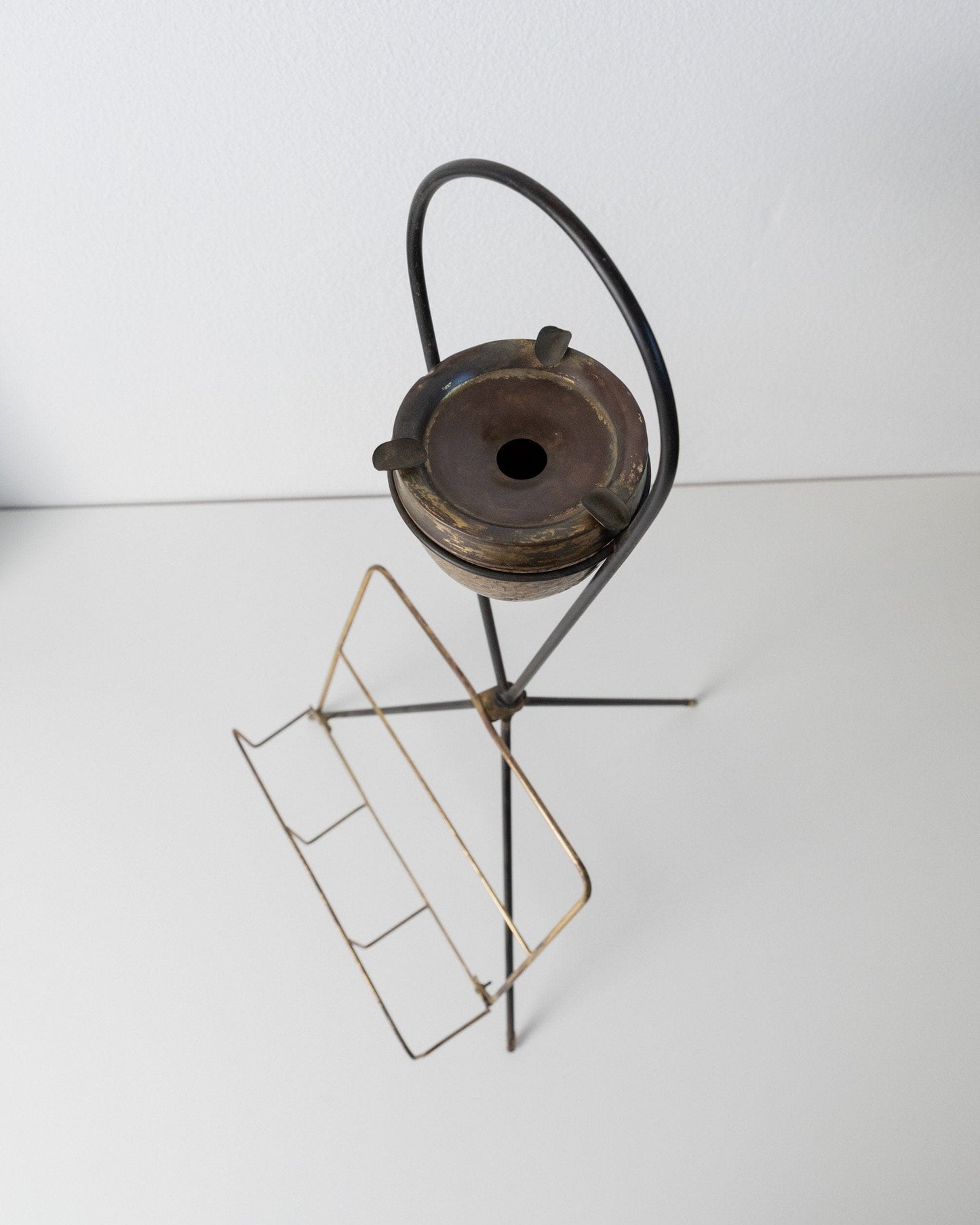 Porte-revues vintage en laiton et cendrier design du milieu du siècle années 1960 élégant