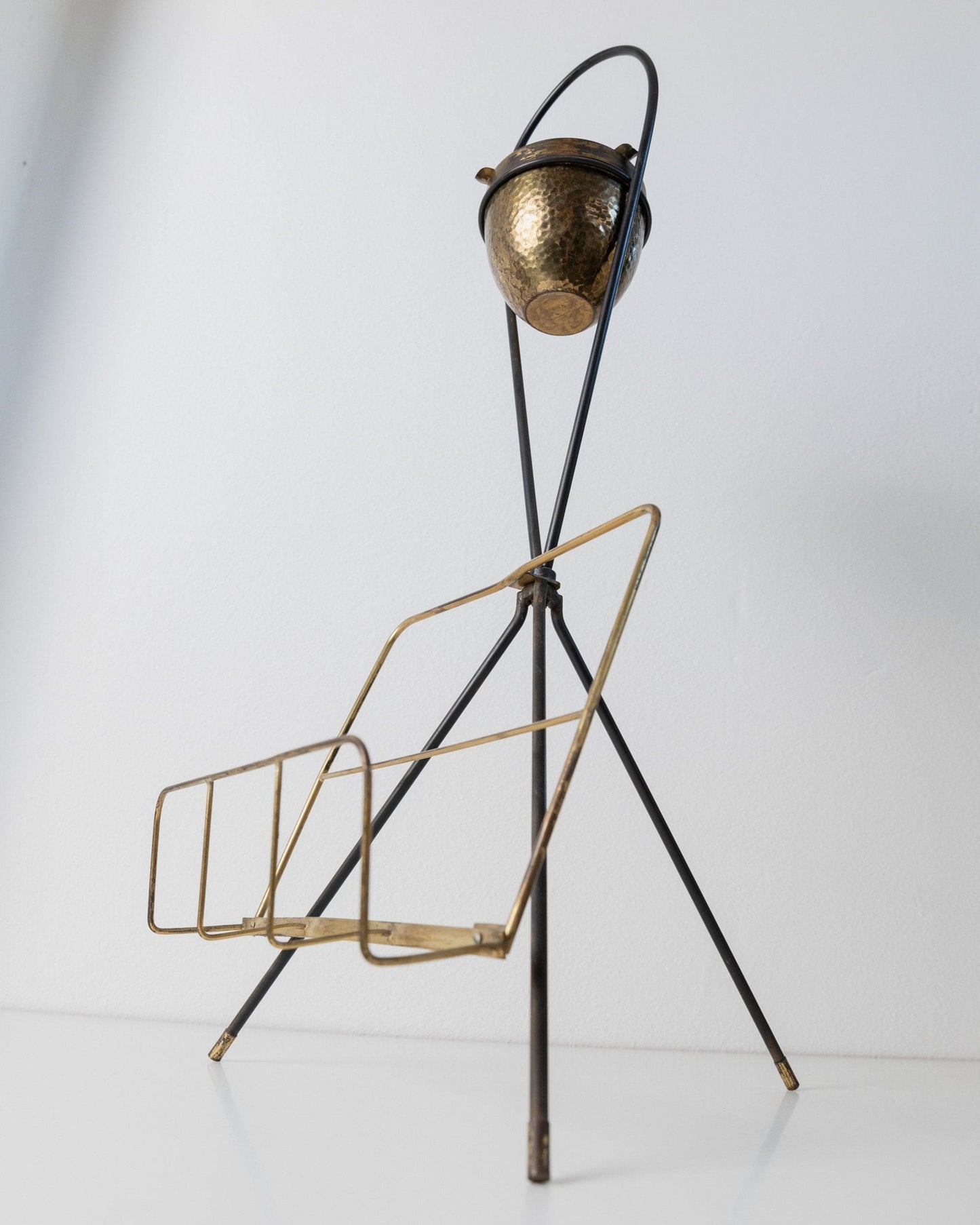 Porte-revues vintage en laiton et cendrier design du milieu du siècle années 1960 élégant