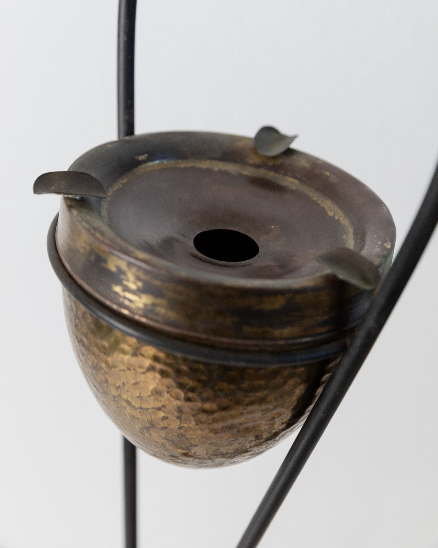 Porte-revues vintage en laiton et cendrier design du milieu du siècle années 1960 élégant