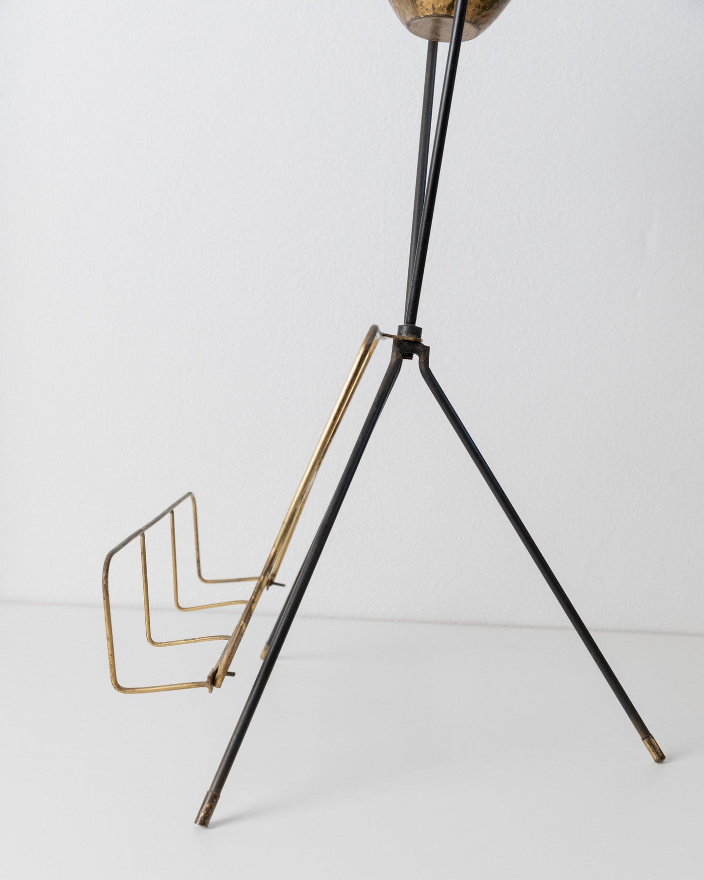 Porte-revues vintage en laiton et cendrier design du milieu du siècle années 1960 élégant