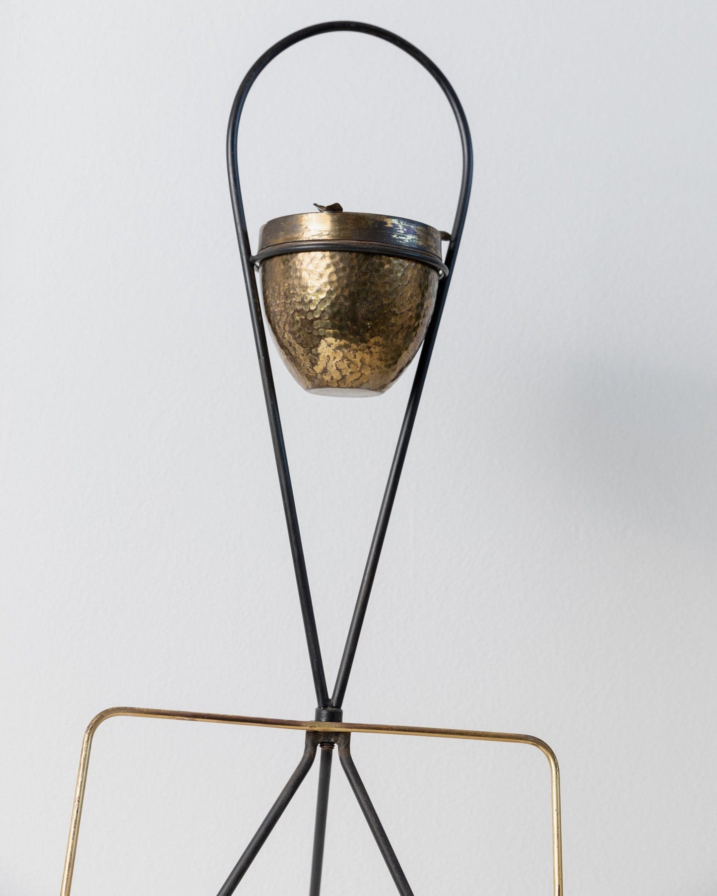 Porte-revues vintage en laiton et cendrier design du milieu du siècle années 1960 élégant