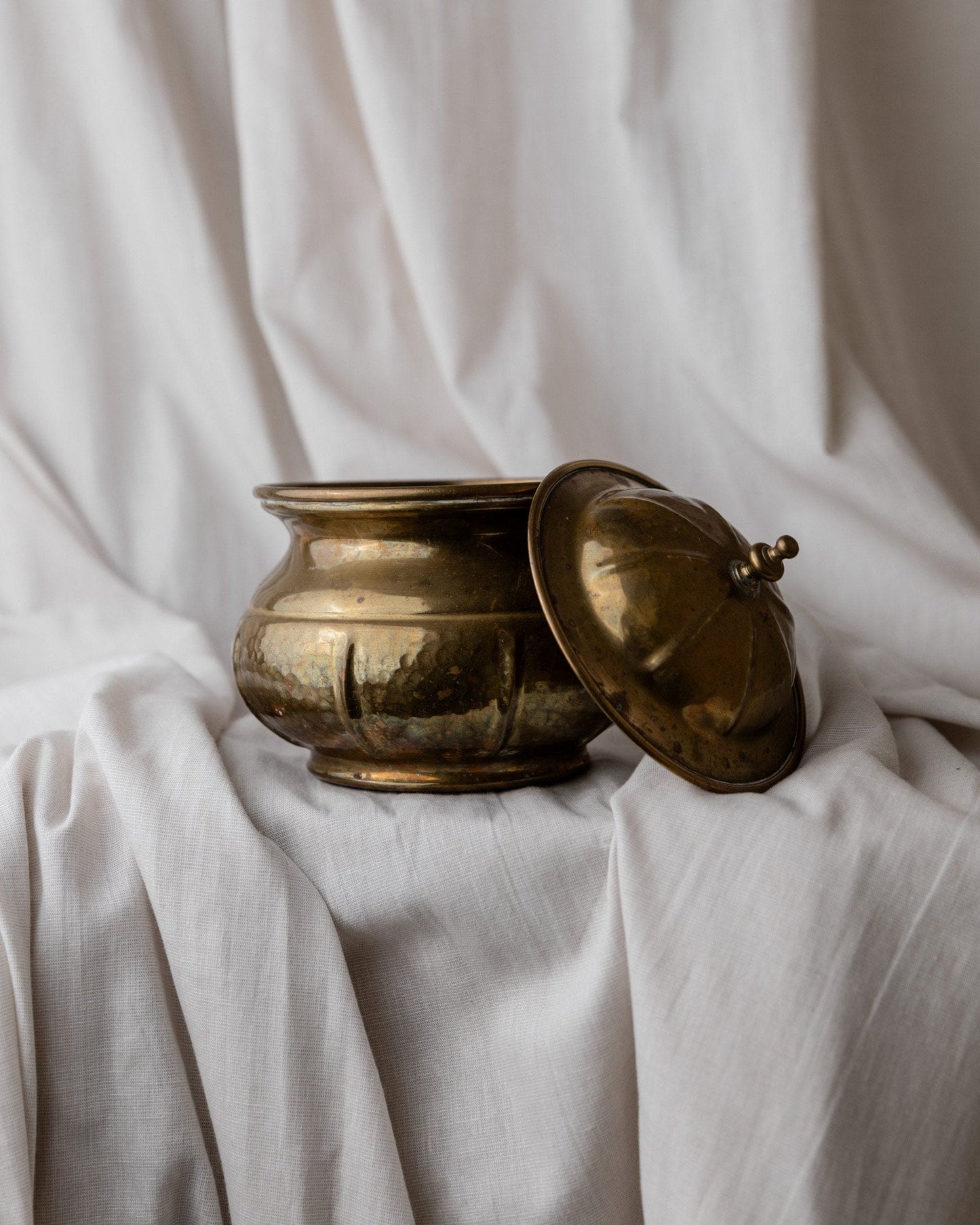 Boîte vintage en laiton avec couvercle fabriquée à la main en Italie dans les années 1950 pour ranger des cadeaux