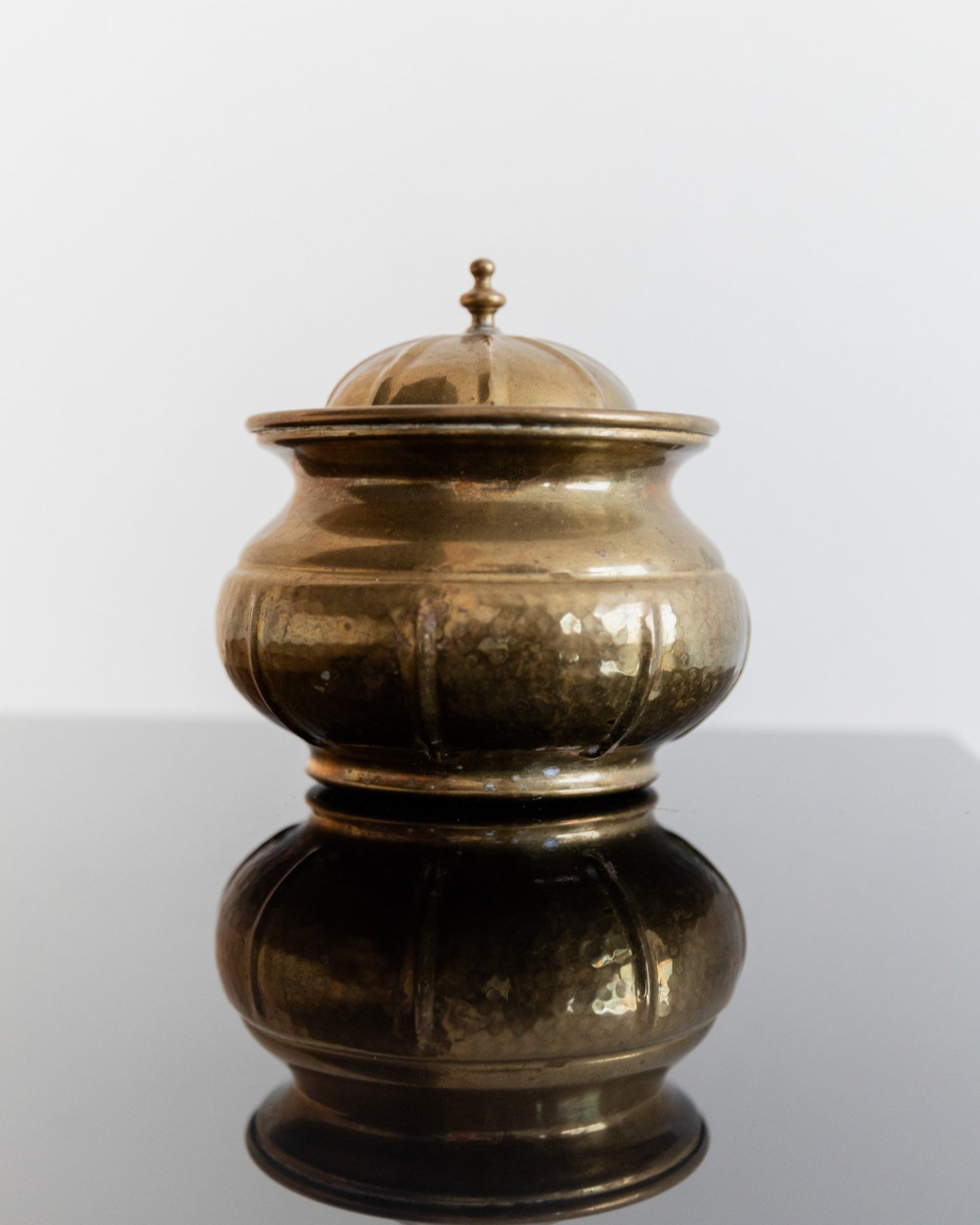 Boîte vintage en laiton avec couvercle fabriquée à la main en Italie dans les années 1950 pour ranger des cadeaux