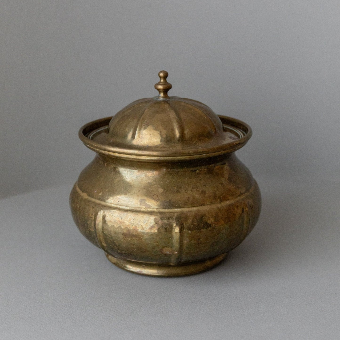 Boîte vintage en laiton avec couvercle fabriquée à la main en Italie dans les années 1950 pour ranger des cadeaux