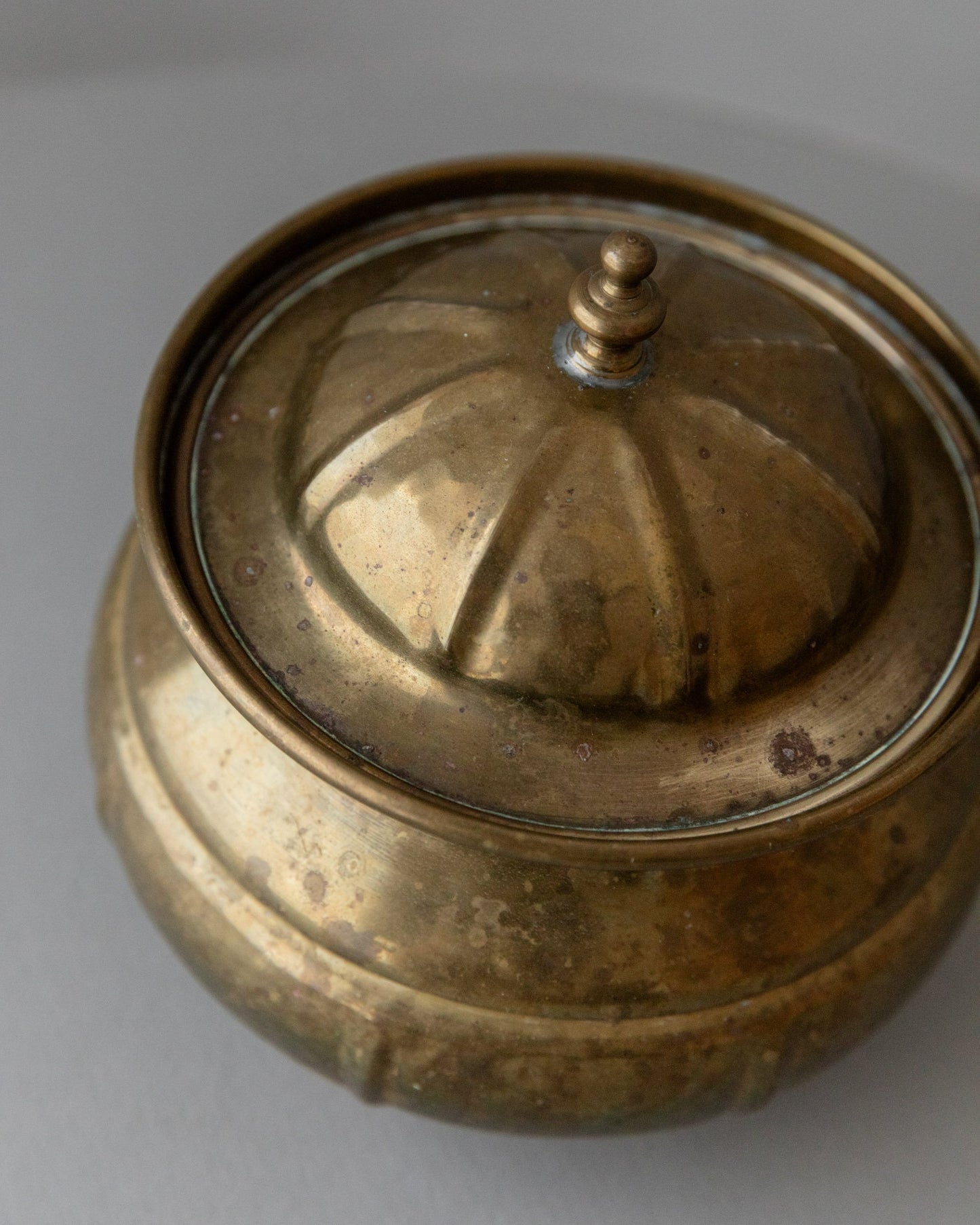 Boîte vintage en laiton avec couvercle fabriquée à la main en Italie dans les années 1950 pour ranger des cadeaux