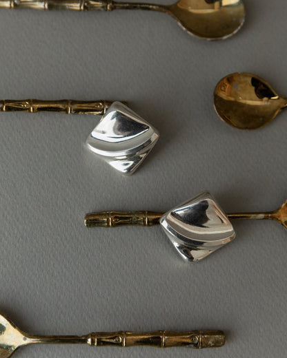 Boucle d'oreille vintage en argent carré design intemporel relief Italie années 1970 rétro