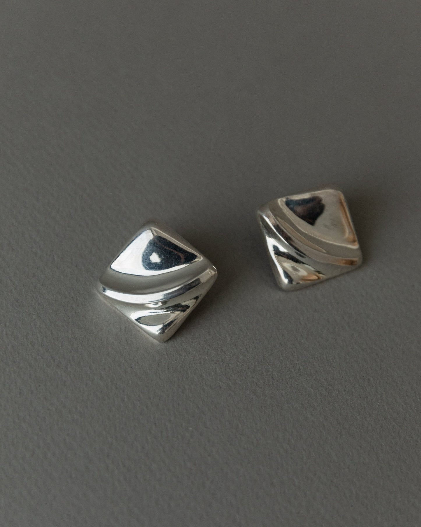 Boucle d'oreille vintage en argent carré design intemporel relief Italie années 1970 rétro