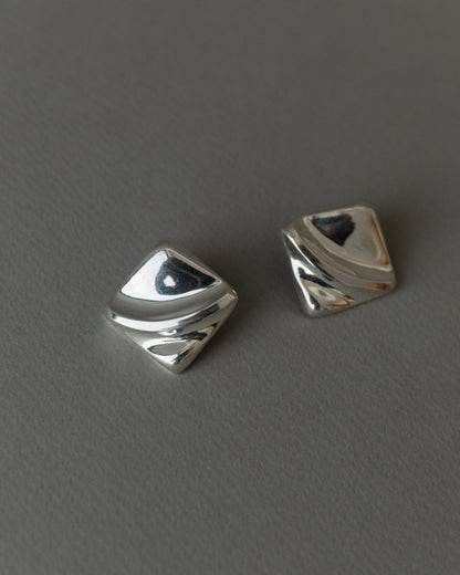 Boucle d'oreille vintage en argent carré design intemporel relief Italie années 1970 rétro