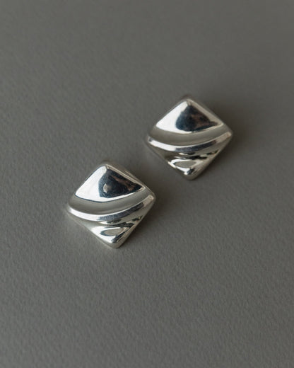 Boucle d'oreille vintage en argent carré design intemporel relief Italie années 1970 rétro