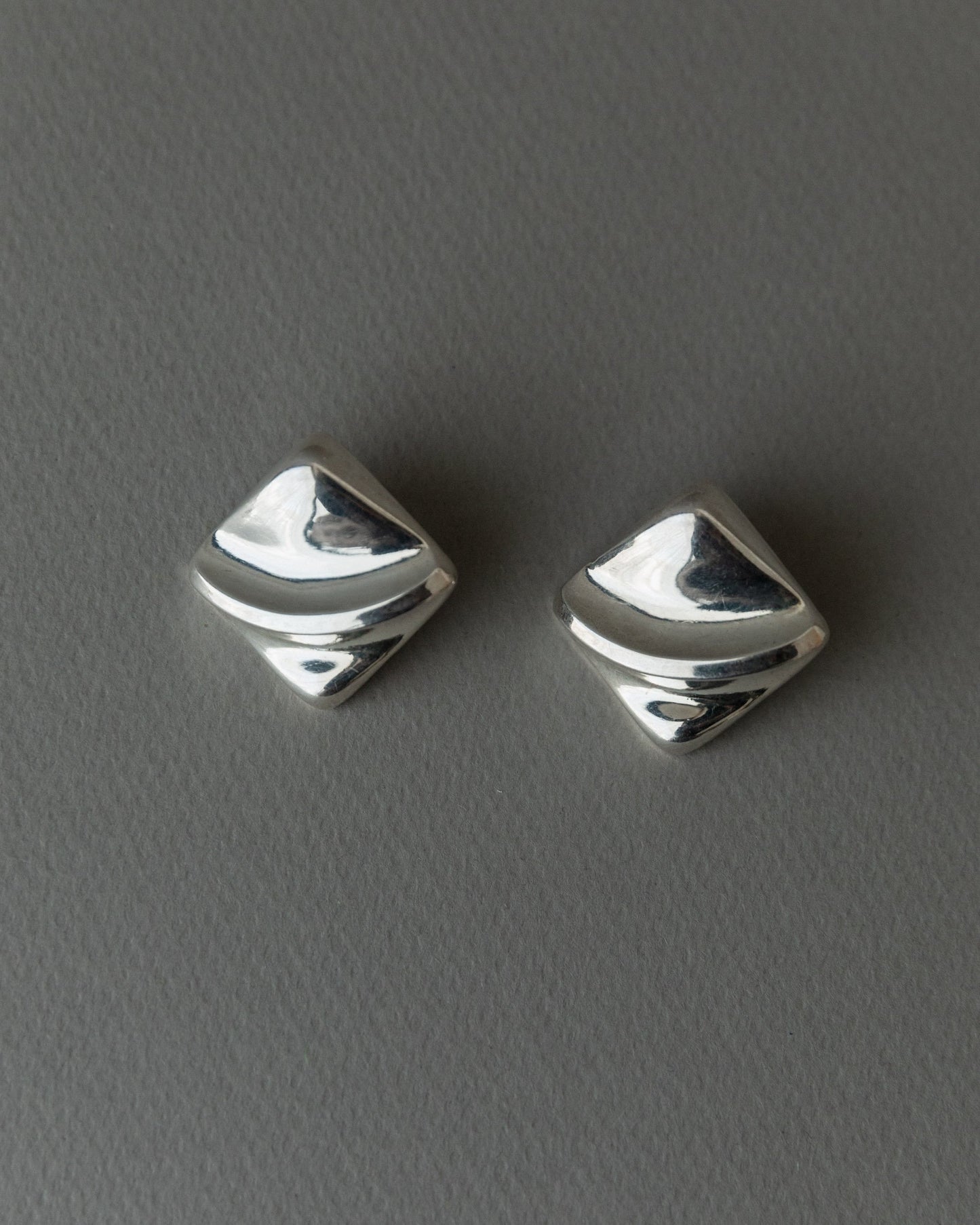 Boucle d'oreille vintage en argent carré design intemporel relief Italie années 1970 rétro