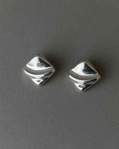 Boucle d'oreille vintage en argent carré design intemporel relief Italie années 1970 rétro