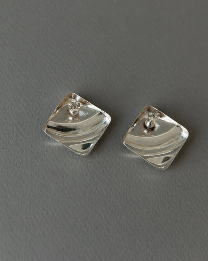 Boucle d'oreille vintage en argent carré design intemporel relief Italie années 1970 rétro
