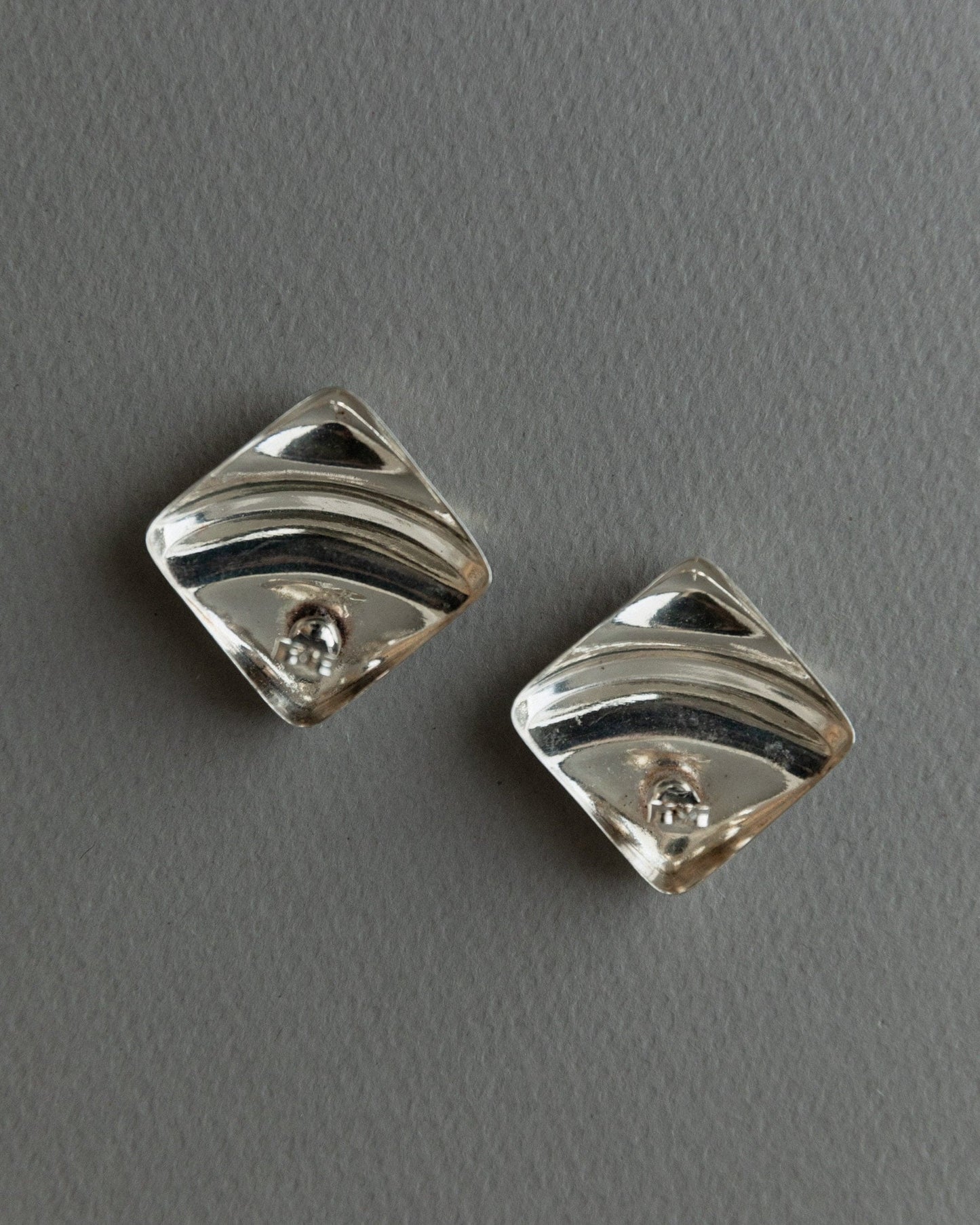 Boucle d'oreille vintage en argent carré design intemporel relief Italie années 1970 rétro