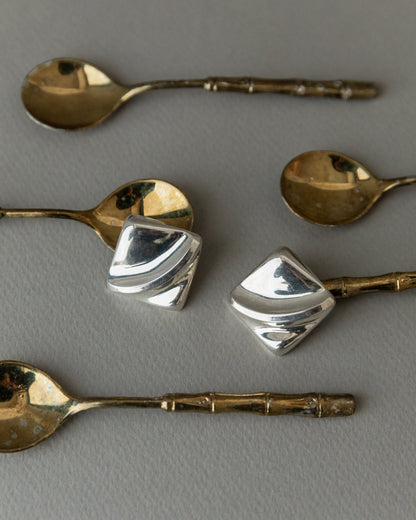 Boucle d'oreille vintage en argent carré design intemporel relief Italie années 1970 rétro