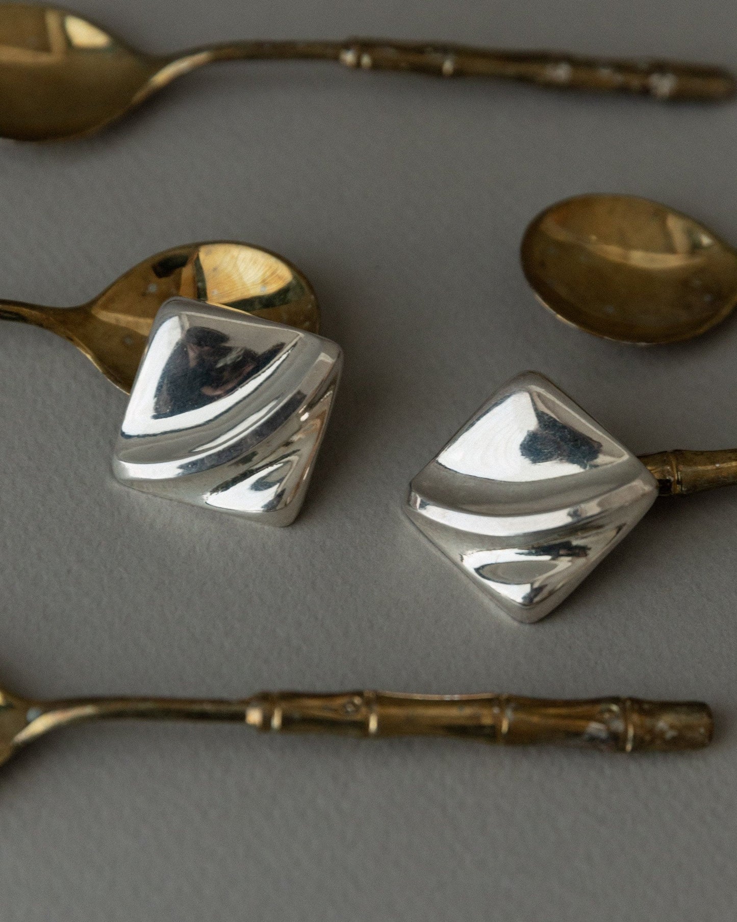 Boucle d'oreille vintage en argent carré design intemporel relief Italie années 1970 rétro