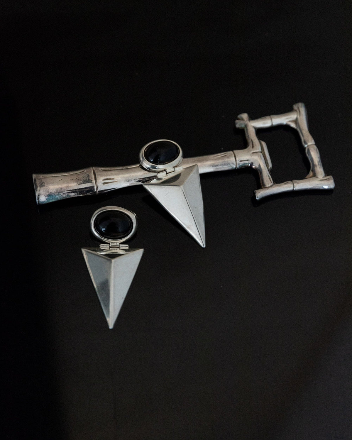 Boucle d'oreille vintage en argent avec onyx design moderniste Italie années 1970 cadeau rétro