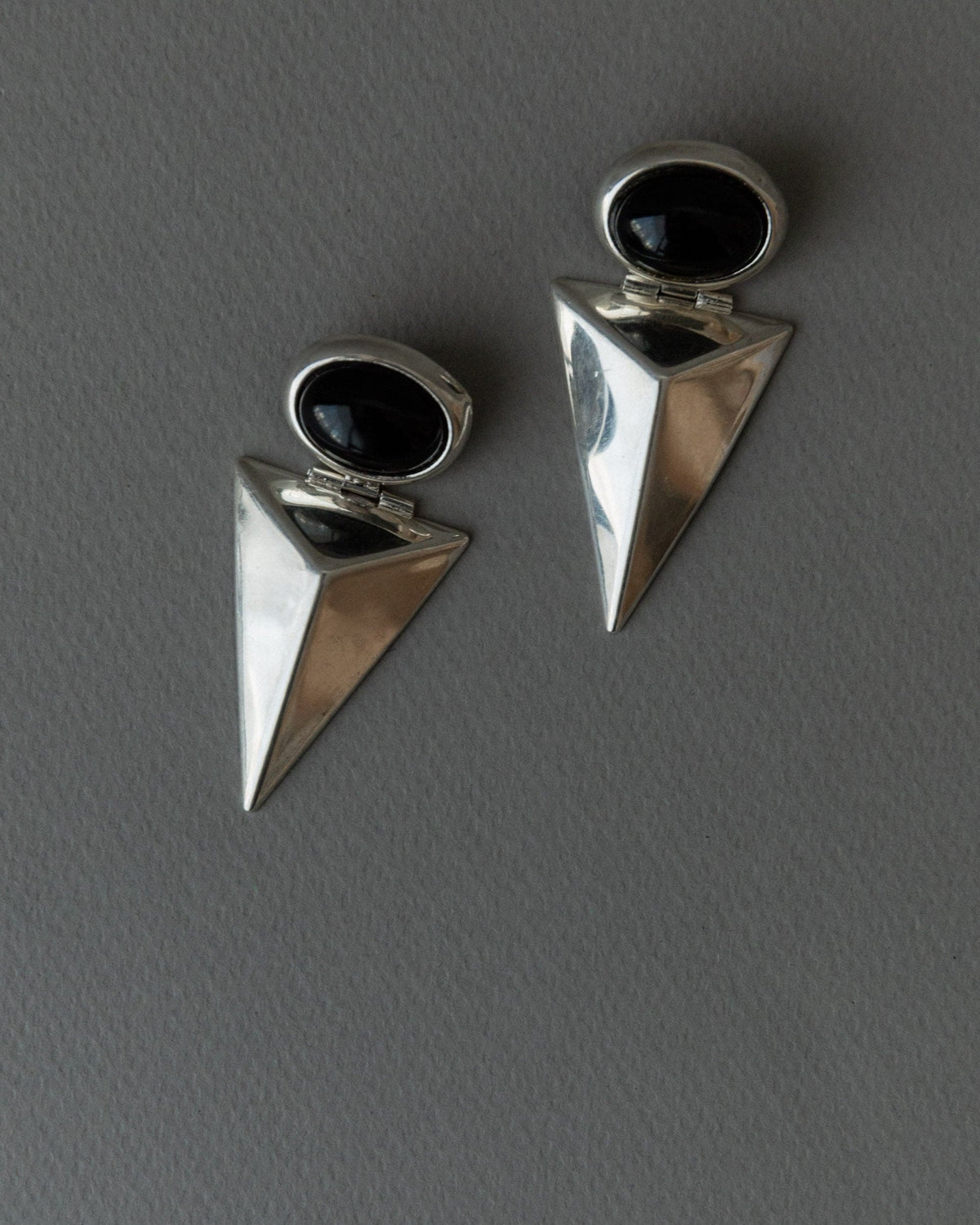 Boucle d'oreille vintage en argent avec onyx design moderniste Italie années 1970 cadeau rétro