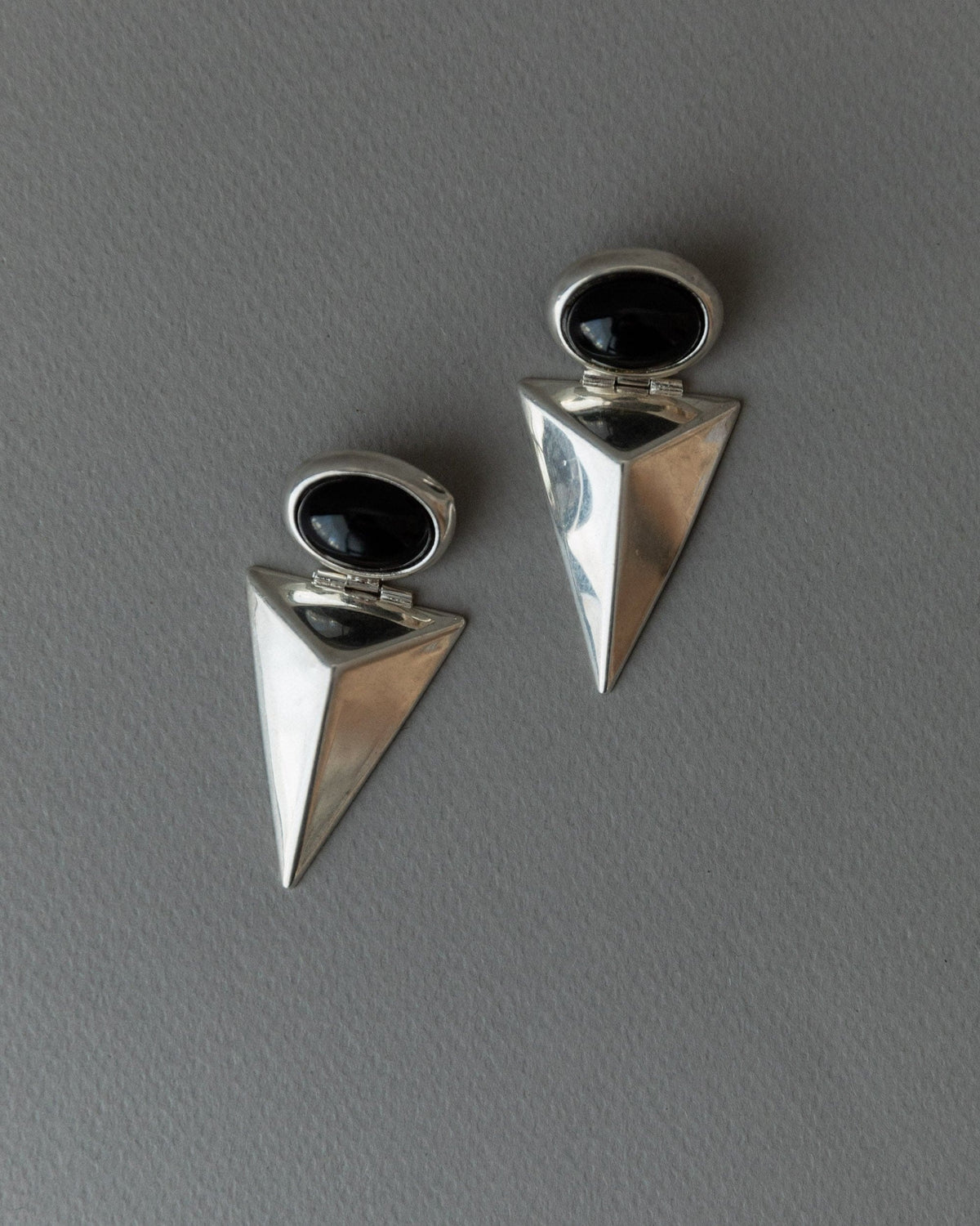 Boucle d'oreille vintage en argent avec onyx design moderniste Italie années 1970 cadeau rétro