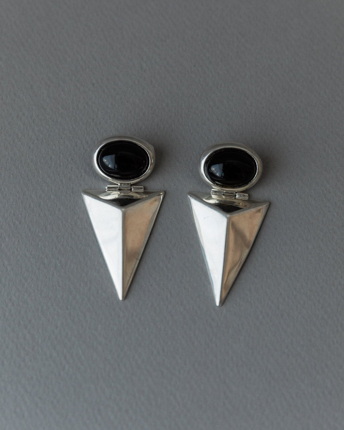 Boucle d'oreille vintage en argent avec onyx design moderniste Italie années 1970 cadeau rétro