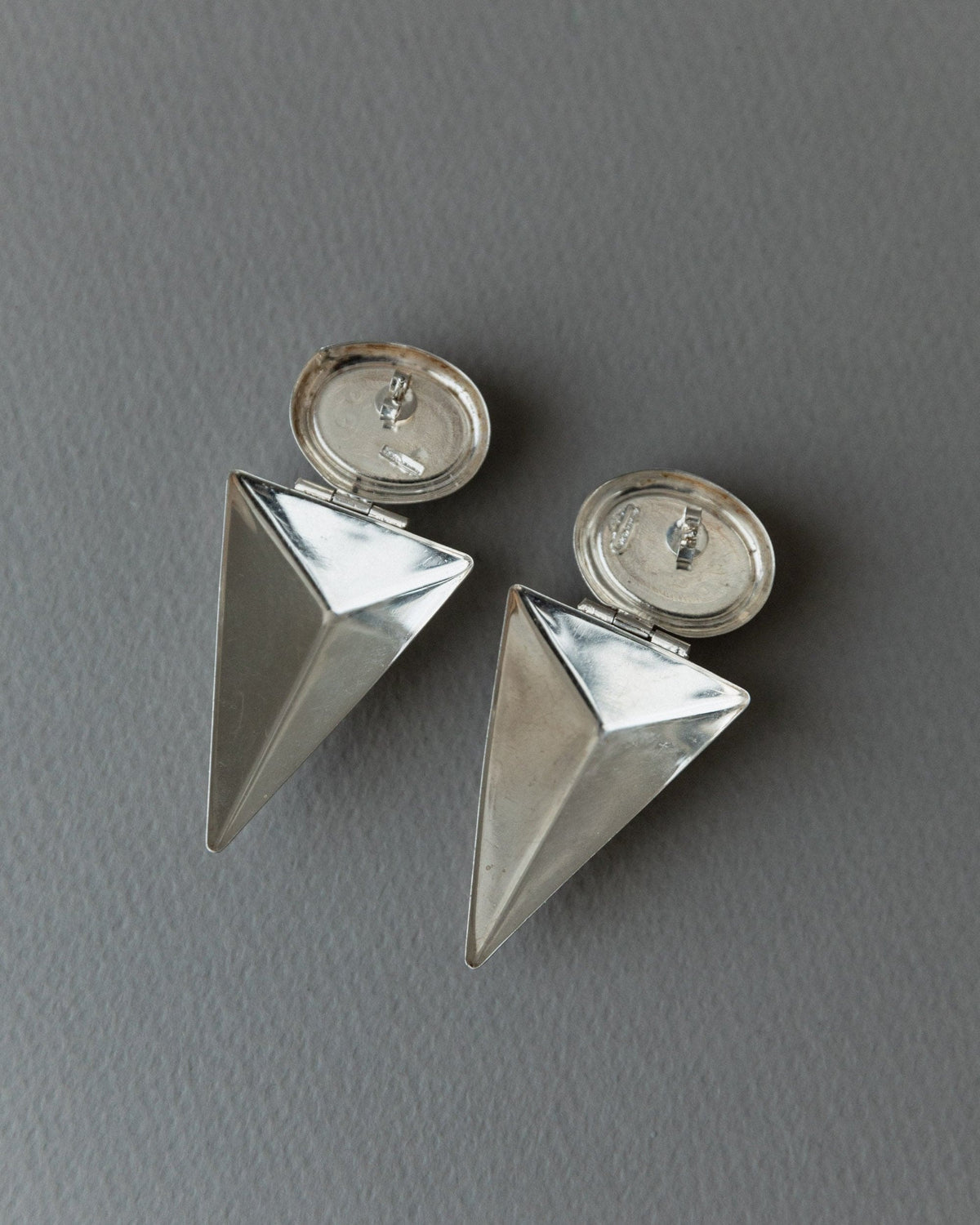 Boucle d'oreille vintage en argent avec onyx design moderniste Italie années 1970 cadeau rétro