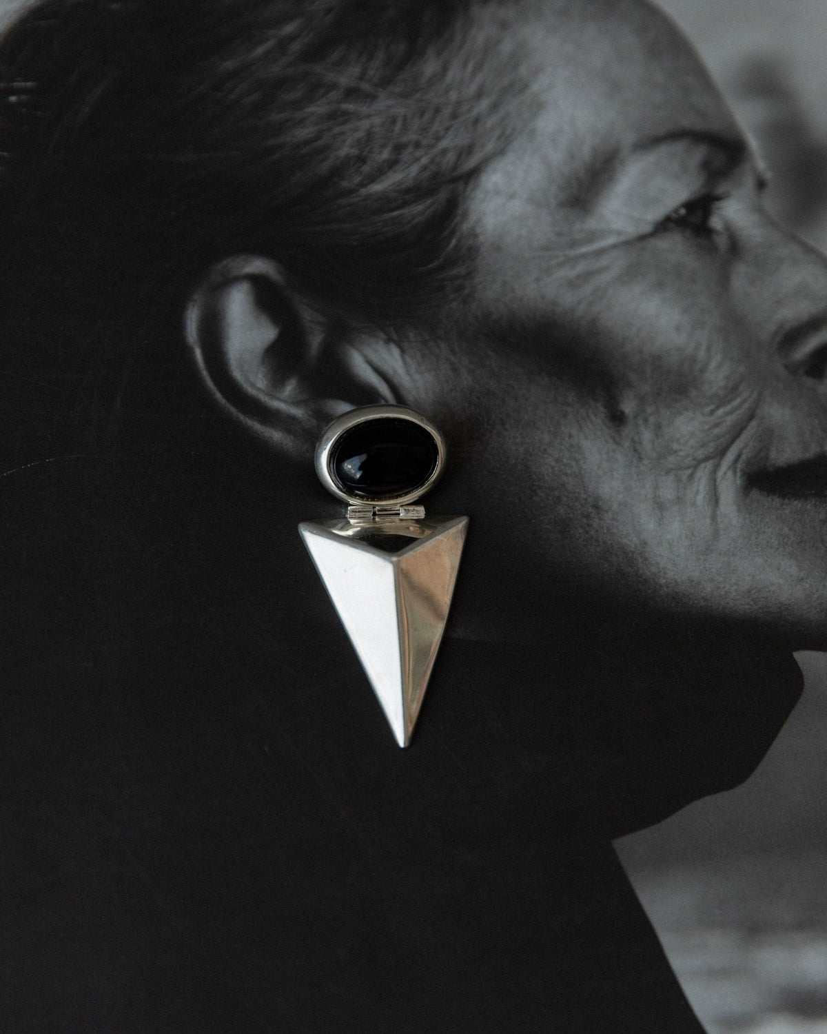 Boucle d'oreille vintage en argent avec onyx design moderniste Italie années 1970 cadeau rétro