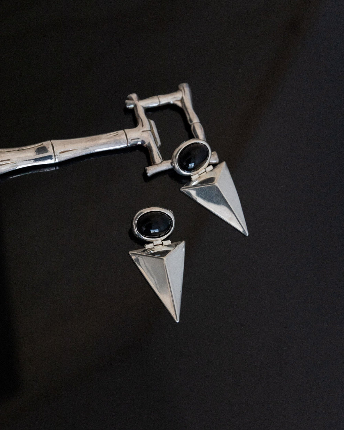 Boucle d'oreille vintage en argent avec onyx design moderniste Italie années 1970 cadeau rétro